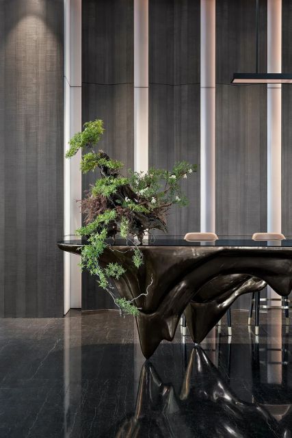 Mirror Polished Indoor Modern Metal Sculpture and  Metal Display table