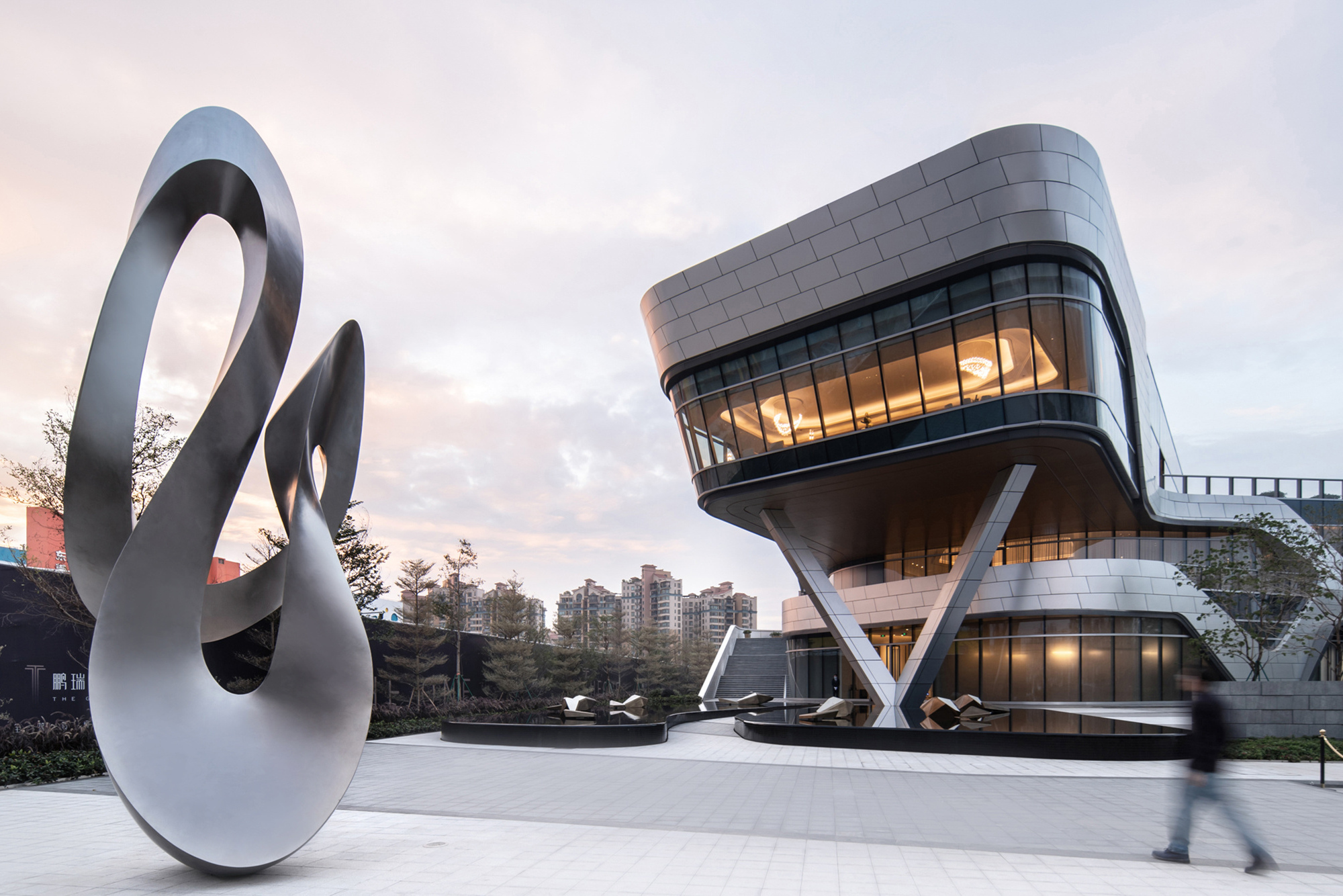 Mirror Polished Outdoor Modern Metal Sculpture