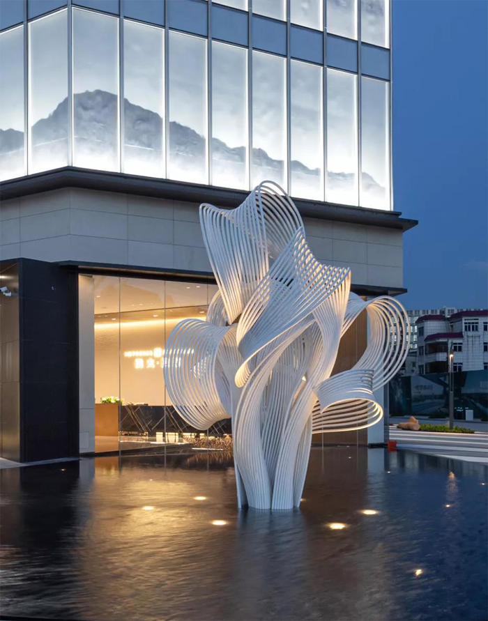 White Modern Metal Art Sculpture For Outdoor