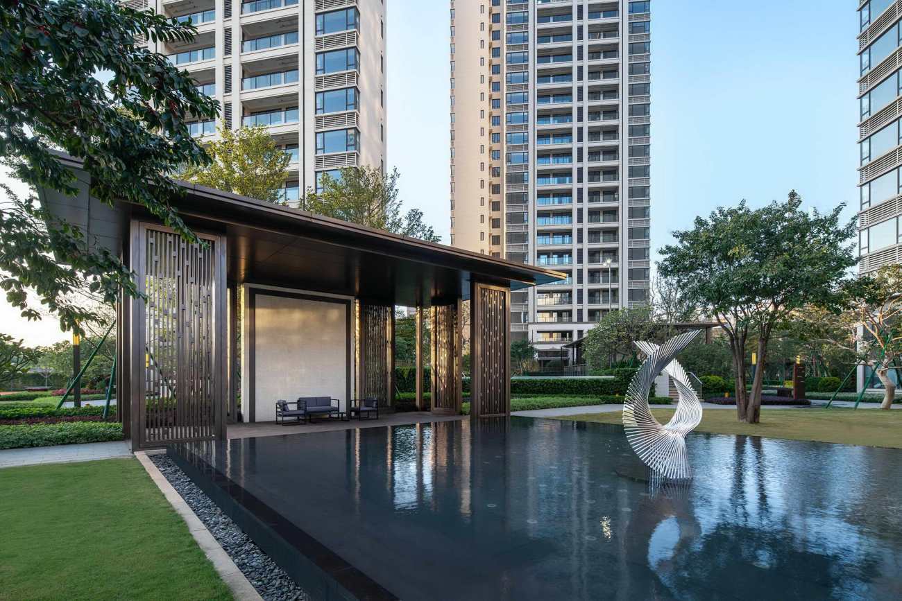 Outdoor Modern Twist Tubes Stainless Steel Sculpture