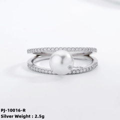 Elegance in Silver: Sterling Silver Pearl Ring with Lustrous Pearl