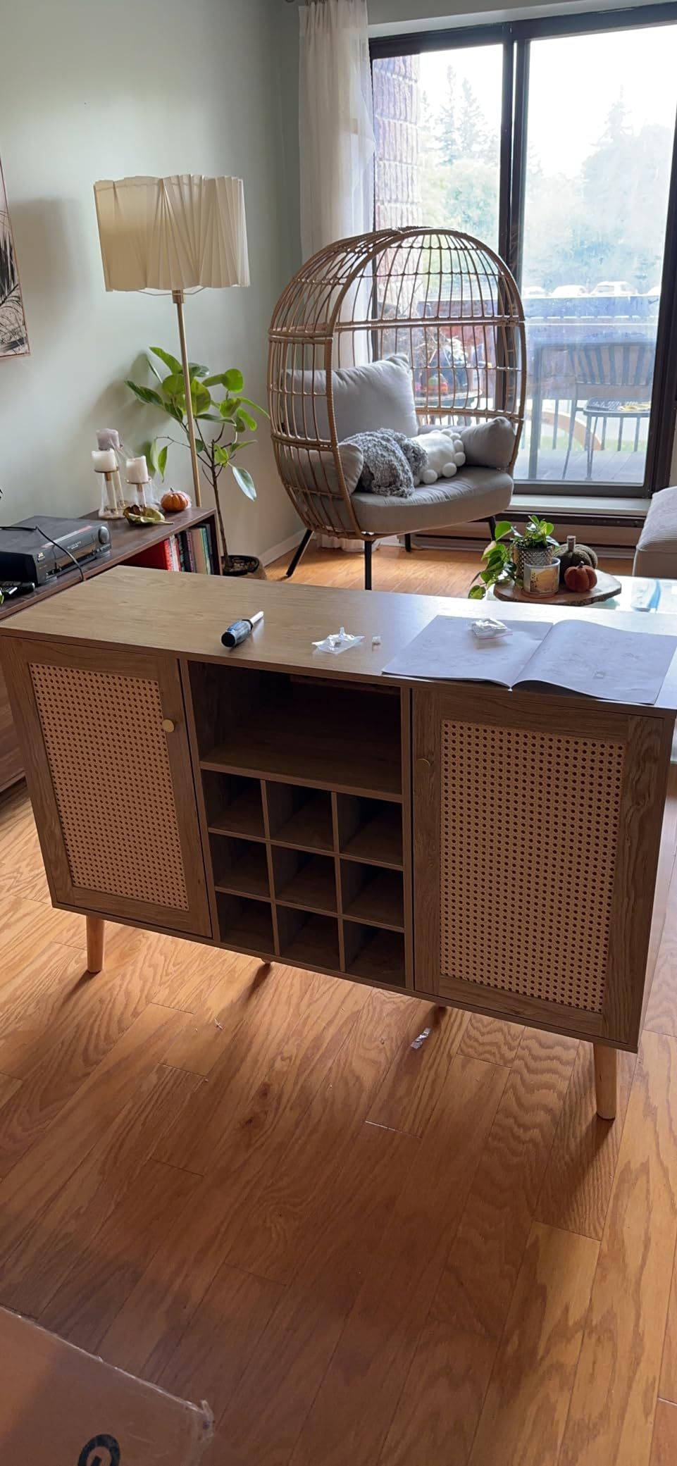 Anmytek Rattan Wine Bar Cabinet 2-Door Farmhouse Liquor Cabinet with Wine Rack and Glass Holder, White Sideboard Buffet Storage, Modern Wooden Coffee Bar Cabinet for Living Dining Room Kitchen