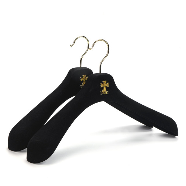 Luxury Black Velvet Plastic Hangers Extra Wide Shoulder Hangers With Gold For Clothing