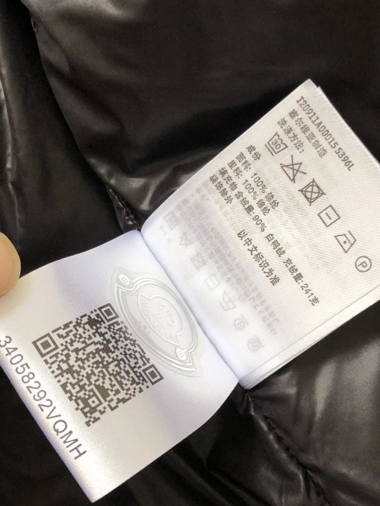 M0ncler Hatysa Short Down Jacket Black