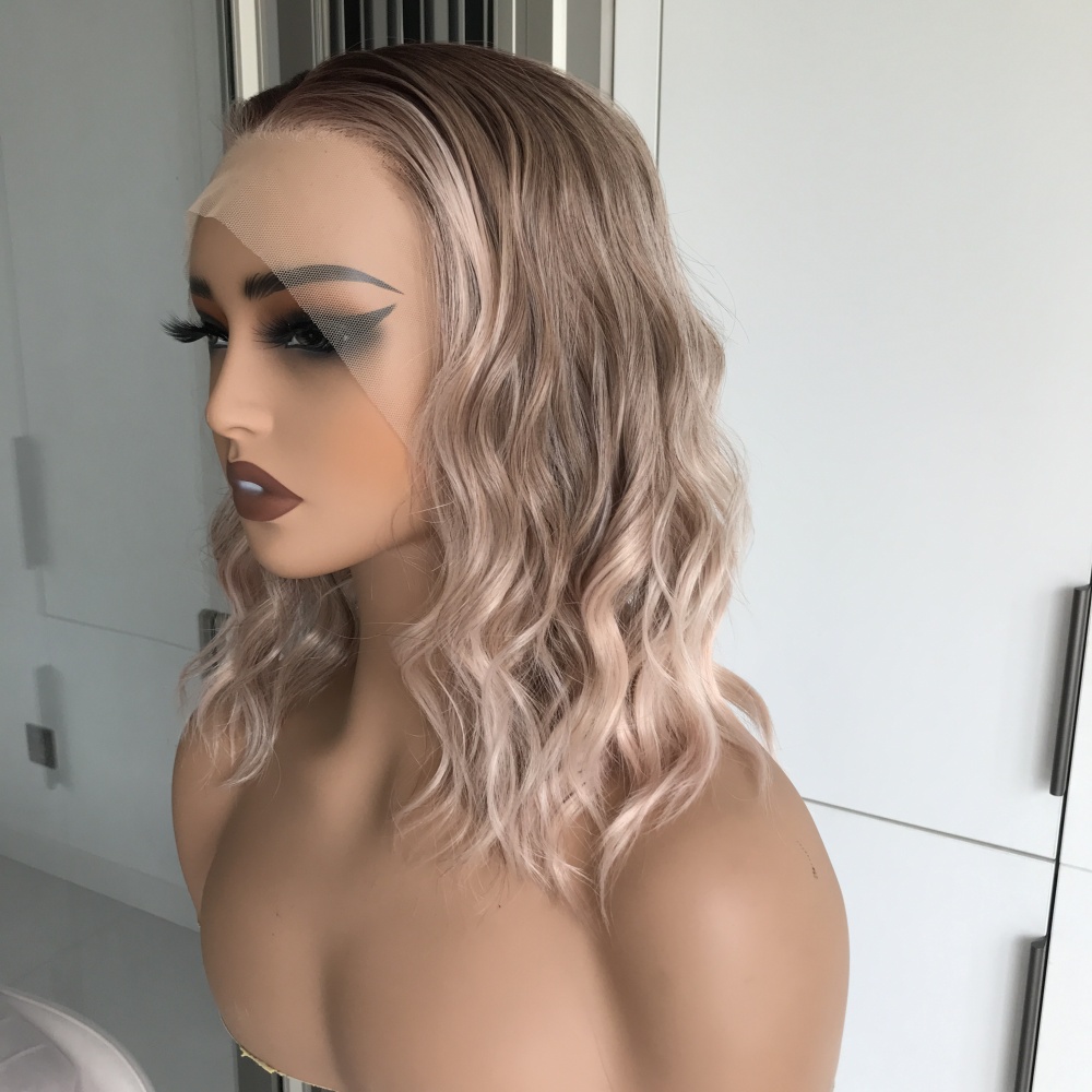 Chloe by AISOM Short Water Wave 12 Inches Apricrown Free Part Synthetic Lace Front Wig with Scandinavian Hairline Low Density for Summer