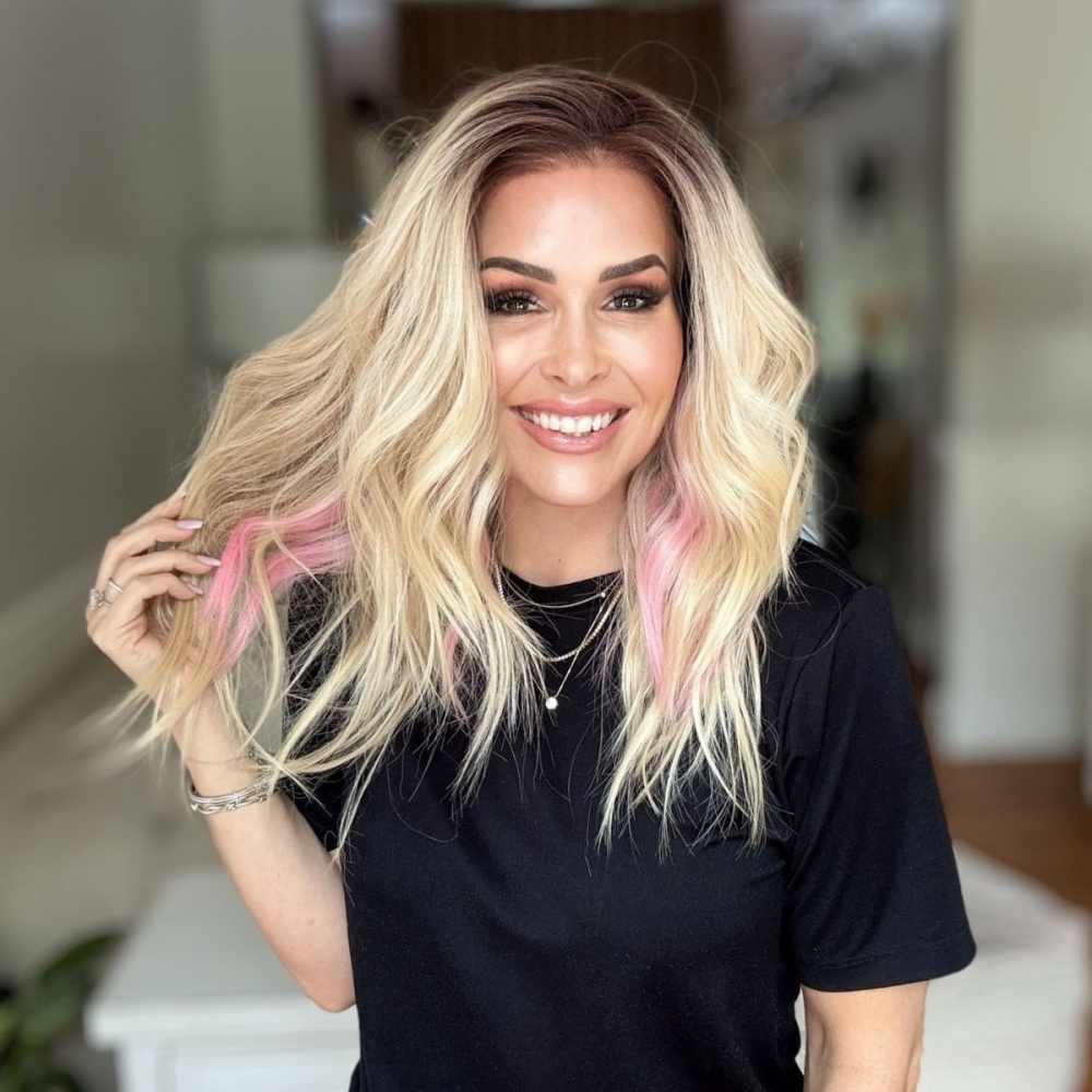 A11 by AISOM 13*6 Free Part Blonde Wig with Pink Highlights Body Wave 17 Inches Glueless Synthetic Lace Front Wig for Daily Wear Natural Hairline