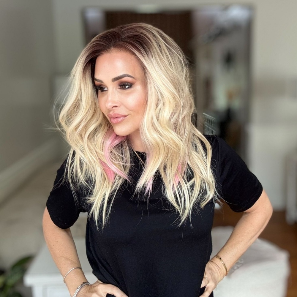 A11 by AISOM 13*6 Free Part Blonde Wig with Pink Highlights Body Wave 17 Inches Glueless Synthetic Lace Front Wig for Daily Wear Natural Hairline
