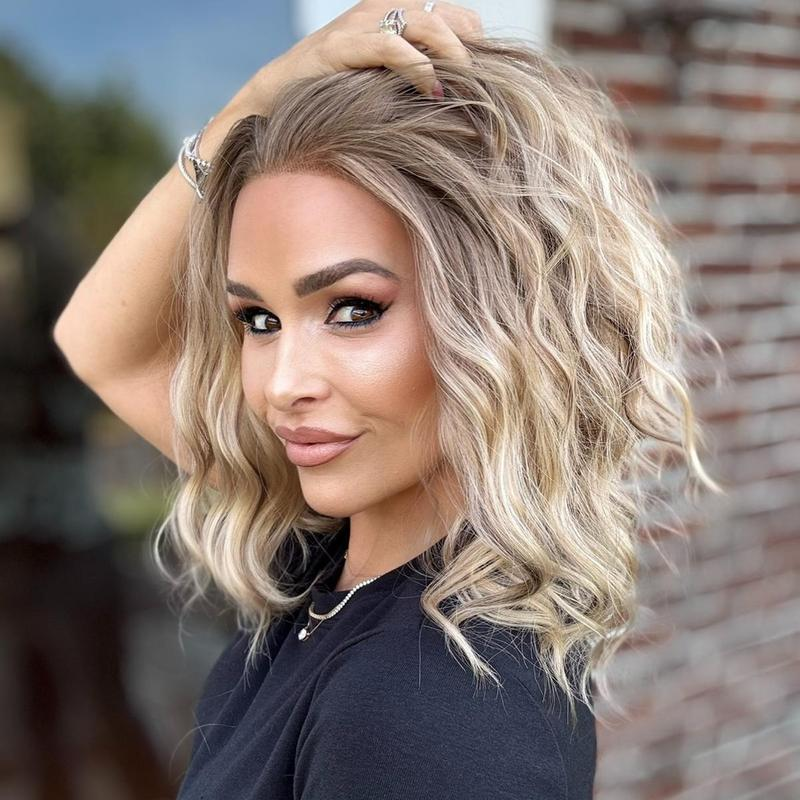 AISOM Chloe Warm Blonde Short Water Wave 13x4 Free Part Lace Front Wig for Women Synthetic Glueless Wig Low Density Daily Use