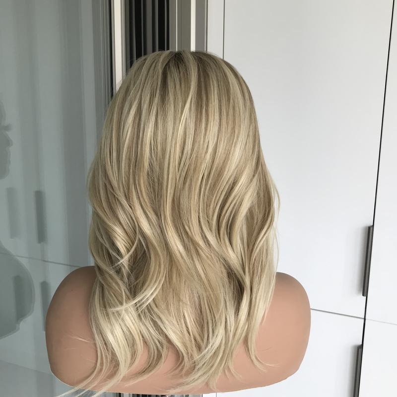 AISOM Naomi Wheat Blonde Soft Wave 13x4 Free Part Lace Front Wig with Scandinavian Hairline Synthetic Wigs 14" for Women Low Density 120% Daily Use