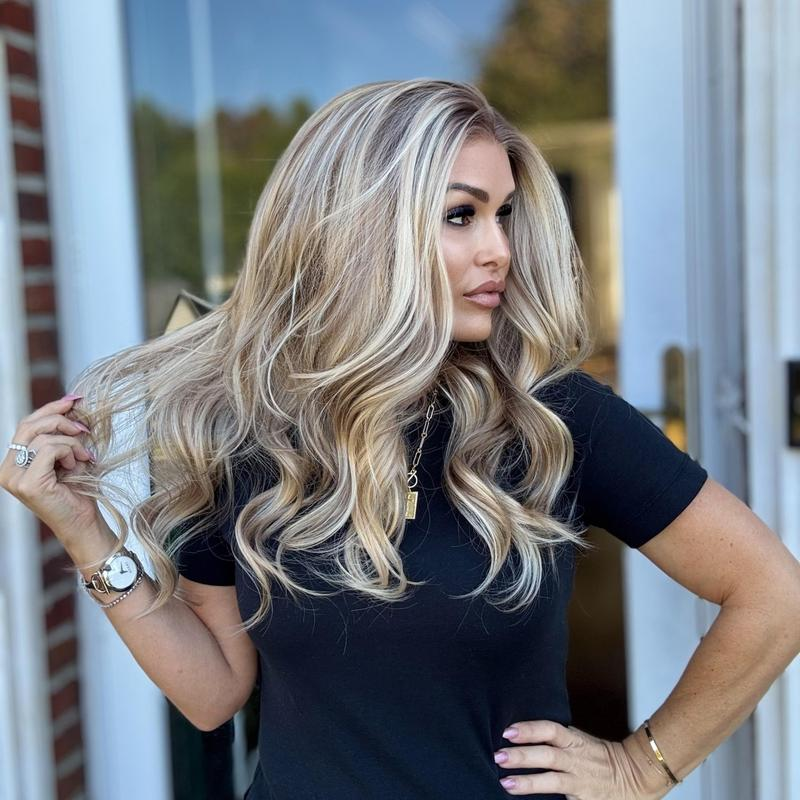 AISOM-Daisy Warm Vanilla Blonde Body Wave Free Part Lace Wig with Scandinavian Hairline Heat Friendly Synthetic Lace Wig for Women Low Density 120%