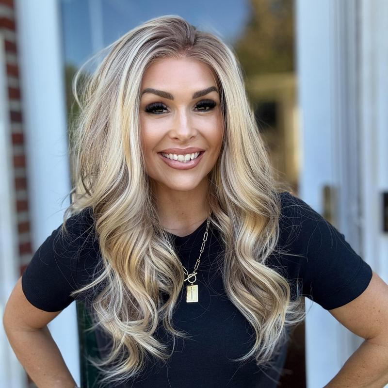 AISOM-Daisy Warm Vanilla Blonde Body Wave Free Part Lace Wig with Scandinavian Hairline Heat Friendly Synthetic Lace Wig for Women Low Density 120%