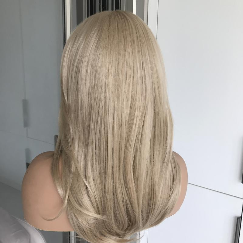 AISOM Viviana Sandy Blonde Layered Straight 13x4 Free Part Synthetic Lace Front Wig for Women 16 Inches Natural Looking Low Density Daily Use