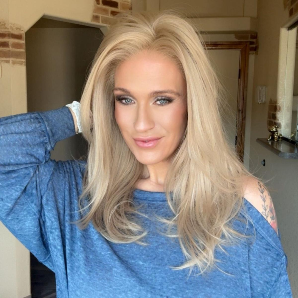 AISOM Viviana Sandy Blonde Layered Straight 13x4 Free Part Synthetic Lace Front Wig for Women 16 Inches Natural Looking Low Density Daily Use
