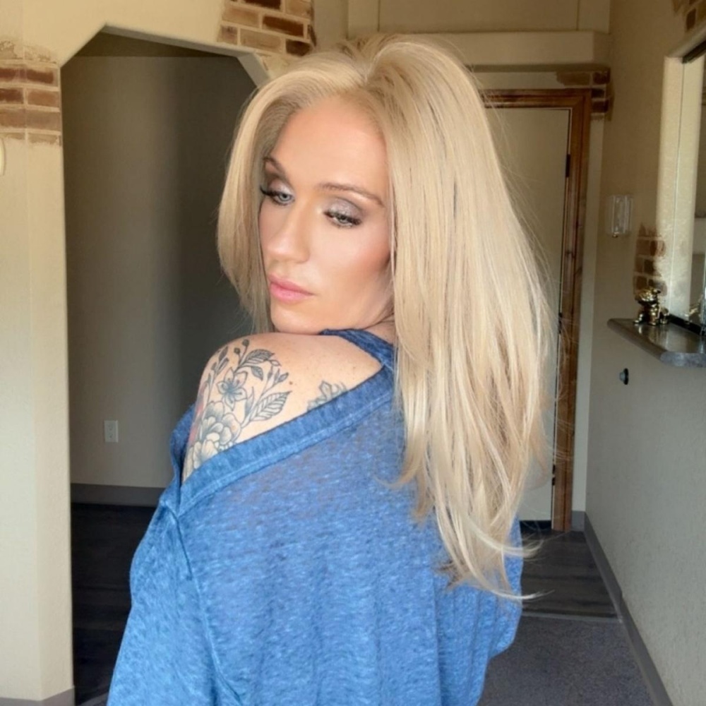 AISOM Viviana Sandy Blonde Layered Straight 13x4 Free Part Synthetic Lace Front Wig for Women 16 Inches Natural Looking Low Density Daily Use
