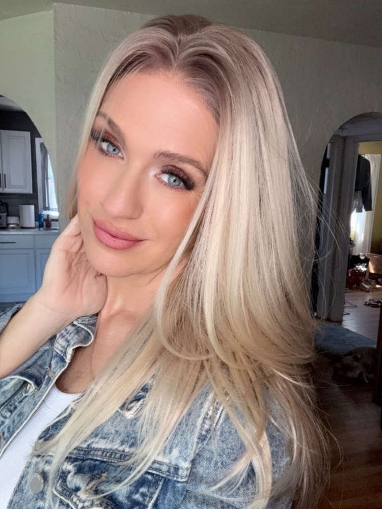 A33 by AISOM Wear And Go Glueless Wigs 16” Layered Straight Synthetic Wig Bright Blonde Highlights Ombre Lace Front Wigs for Women Highlight Wig