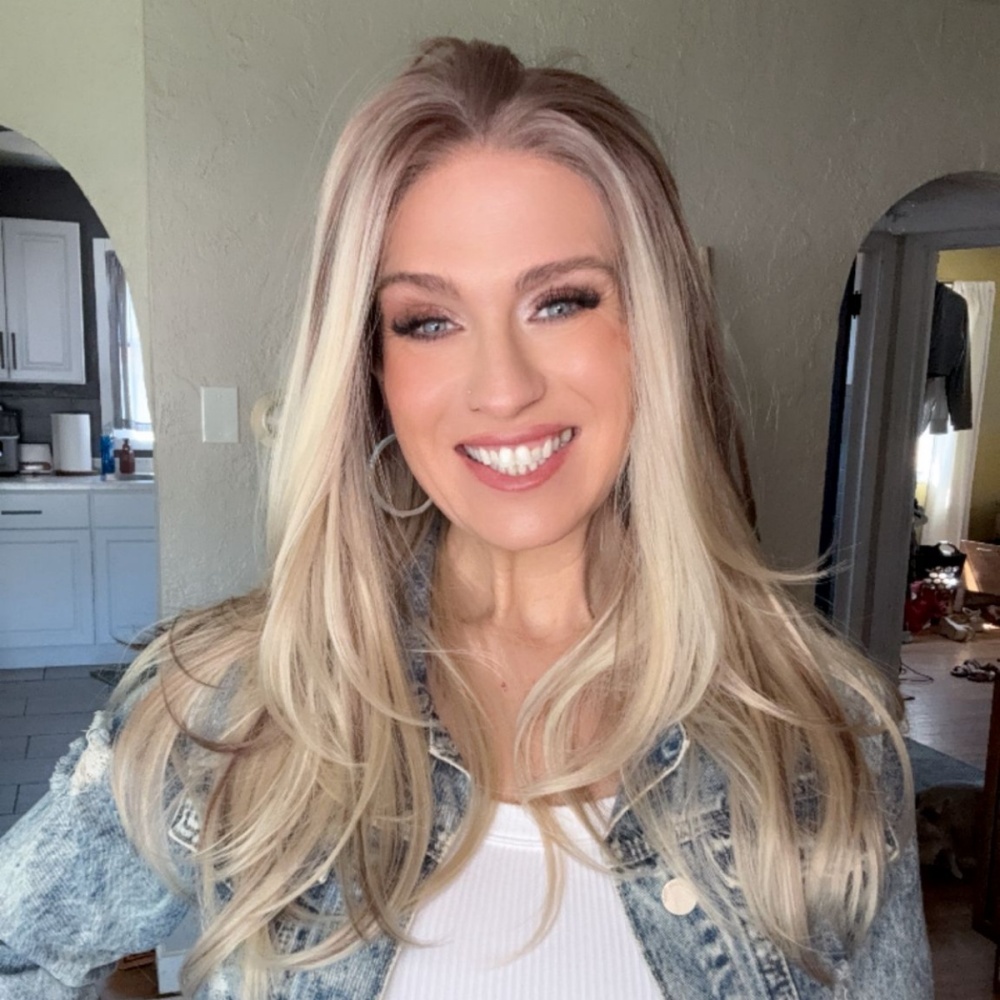 A33 by AISOM Wear And Go Glueless Wigs 16” Layered Straight Synthetic Wig Bright Blonde Highlights Ombre Lace Front Wigs for Women Highlight Wig