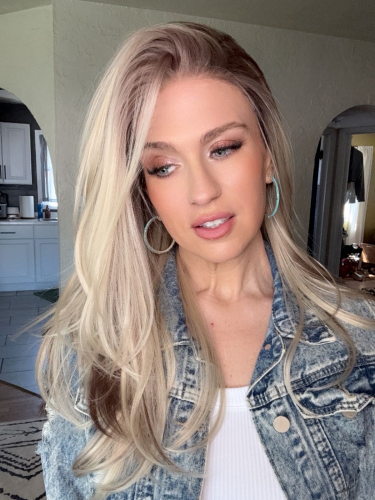 A33 by AISOM Wear And Go Glueless Wigs 16” Layered Straight Synthetic Wig Bright Blonde Highlights Ombre Lace Front Wigs for Women Highlight Wig