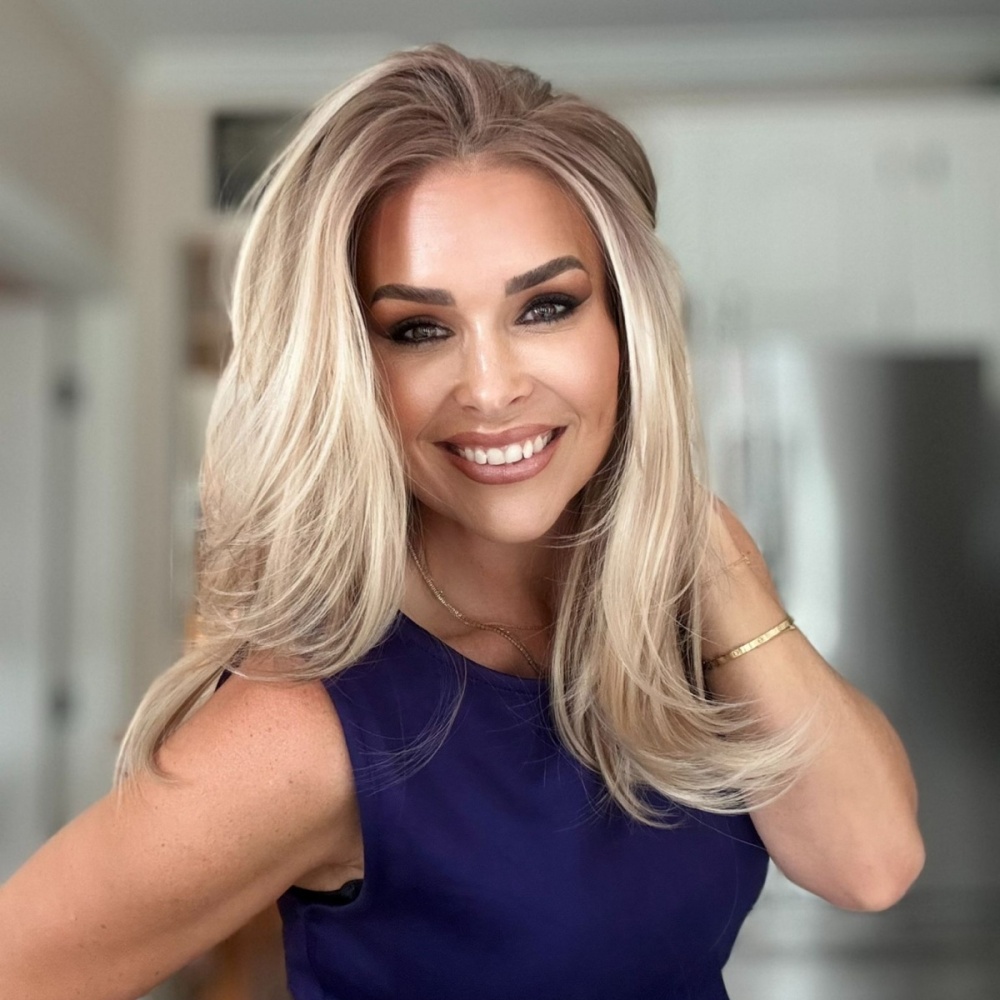A63 by AISOM Warm Blonde Highlights Layered Straight Free Part Synthetic Lace Front Wig for Women 17 Inches Heat Friendly Natural Hairline Daily Use Wig
