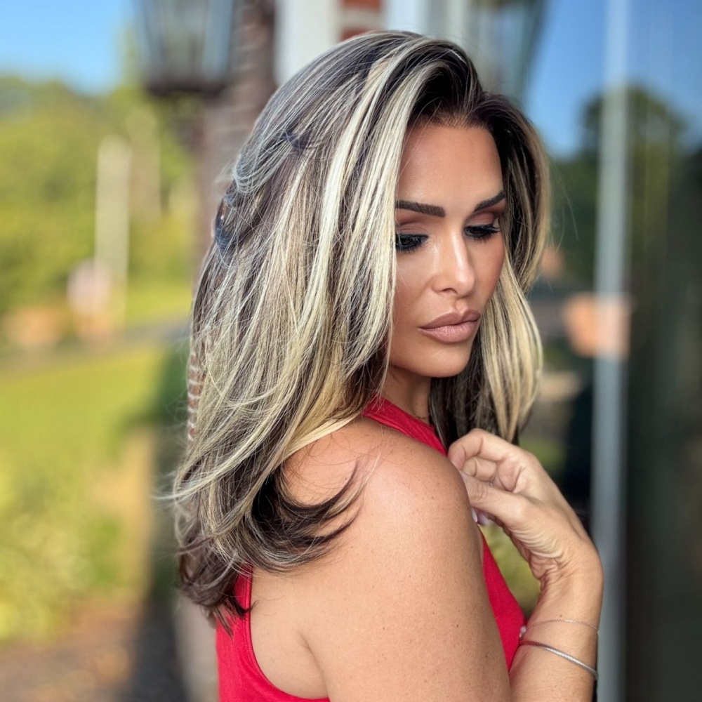 A76 by AISOM 18 Inches Layered Straight Hazelnut Blonde Highlights Synthetic Lace Front Wig 13x6 Glueless Wig for Women Low Density Pre Plucked