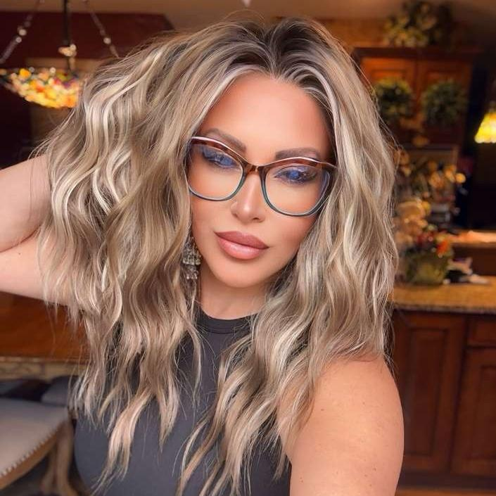 AISOM Mila Hazelnut Water Wave Free Part Lace Front Wig with Scandinavian Hairline 16 Inch Heat Friendly Synthetic Lace Wig for Womem Low Density Daily Use