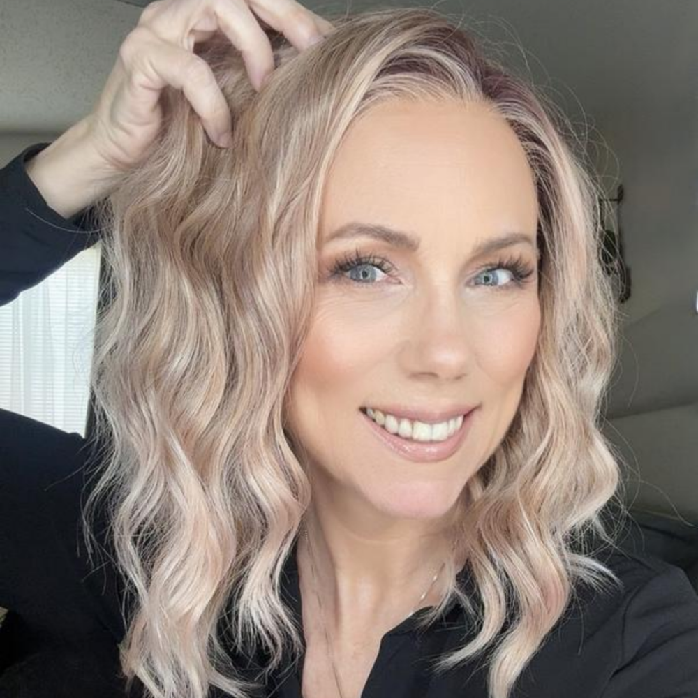 Chloe by AISOM Short Water Wave 12 Inches Apricrown Free Part Synthetic Lace Front Wig with Scandinavian Hairline Low Density for Summer