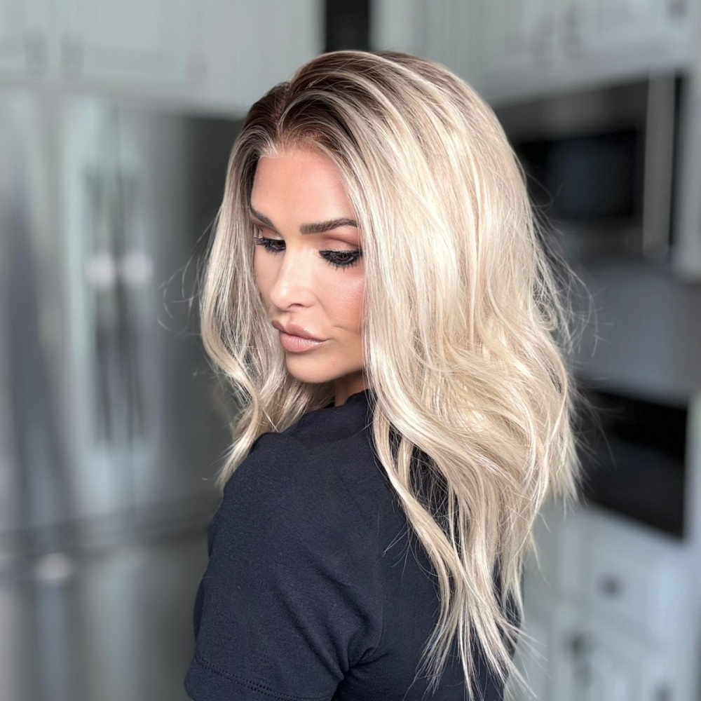 Tori by AISOM Soft Wave 16 Inches Natural Blonde Free Part Synthetic Lace Front Wigs with Scandinavian Hairline Fashion Women Gluless Wig Low Density