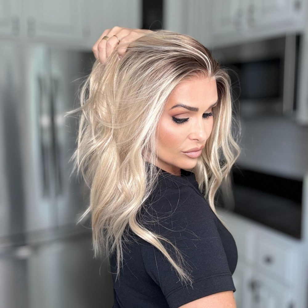 Tori by AISOM Soft Wave 16 Inches Natural Blonde Free Part Synthetic Lace Front Wigs with Scandinavian Hairline Fashion Women Gluless Wig Low Density