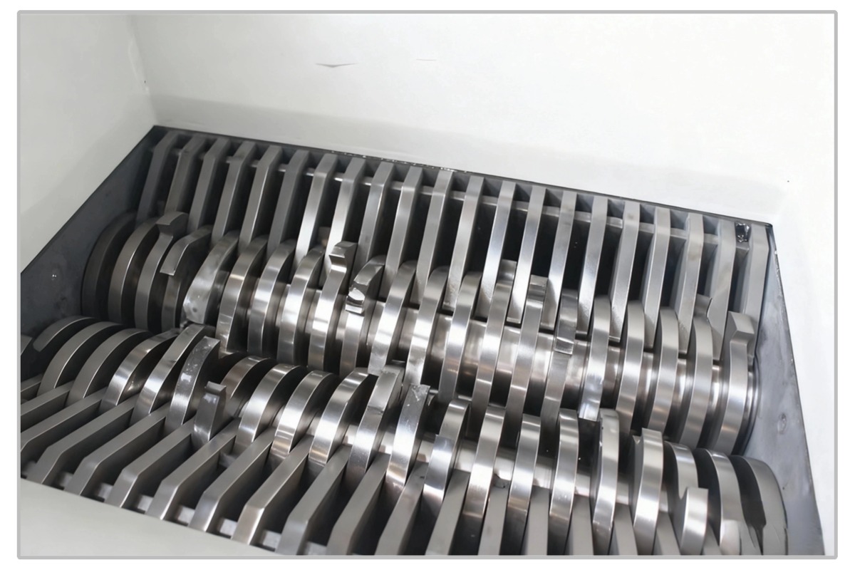 SOYU twin-shaft industrial shredder rotor with CrMoV alloy blades and Hardox wear plates