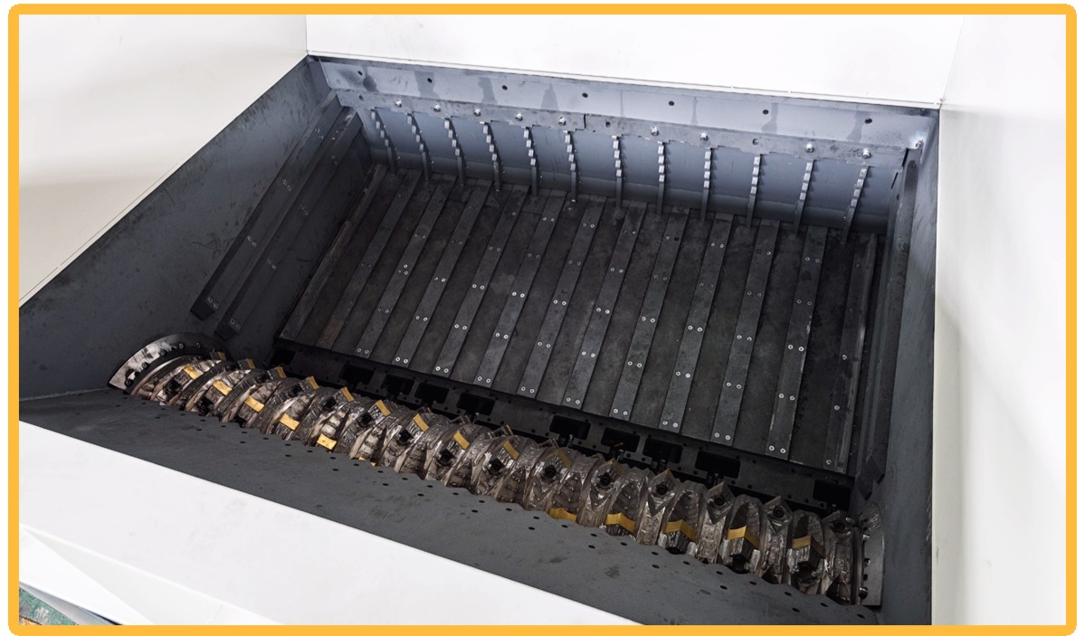 SOYU SR-Series single shaft shredder hydraulic pusher system component