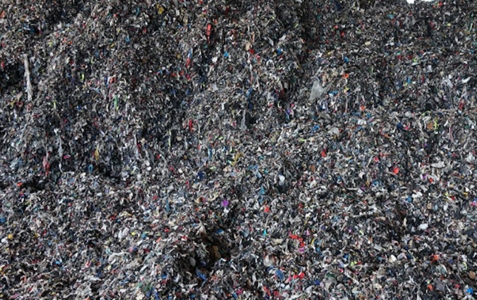 Uniform particle size industrial solid waste and MSW shredder output flakes
