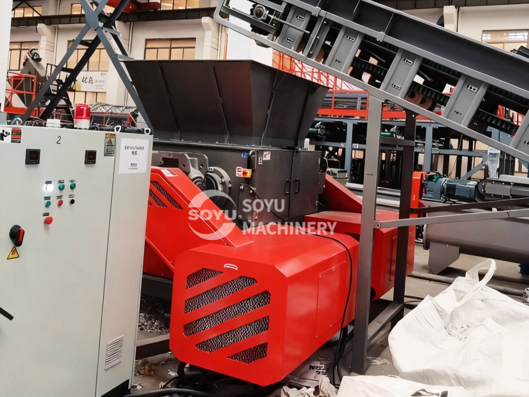 Anti-winding rotor and blades of film and jumbo bag shredding machine