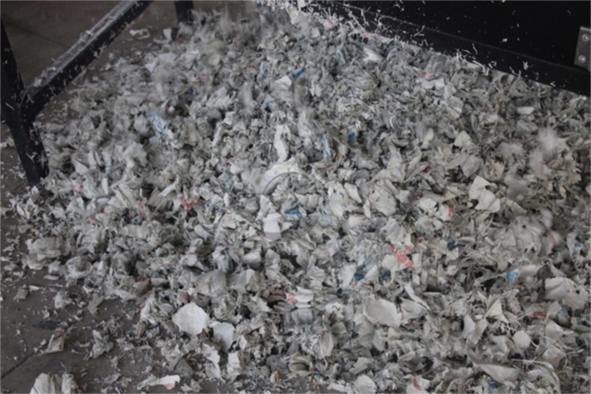 Finely shredded colorful PP woven bag fragments controlled by the modular bottom screen.