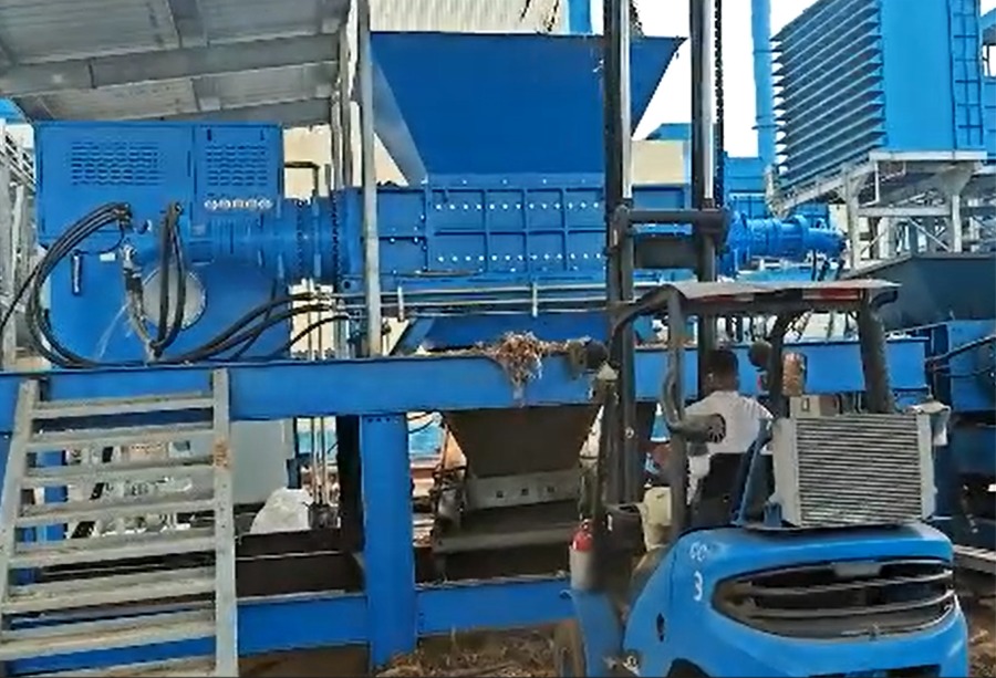SOYU pulper rope shredder machine running on site with a forklift loading paper mill waste.