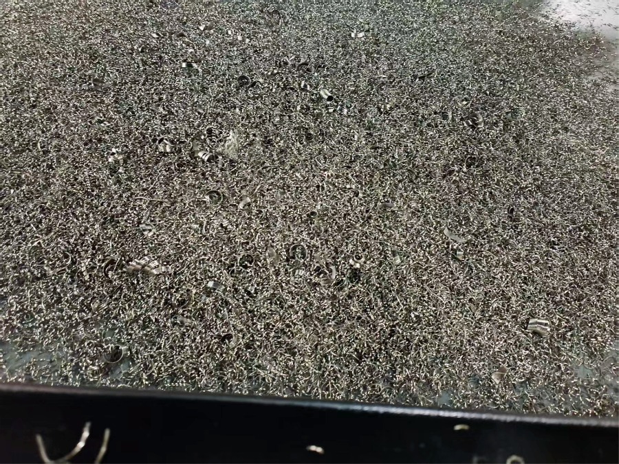 Fine uniform output size of shredded metal chips after the milling process