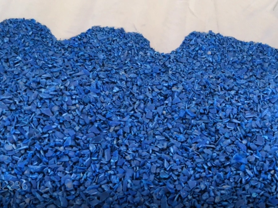 Uniform output size of shredded plastic flakes after four shaft shredding machine process