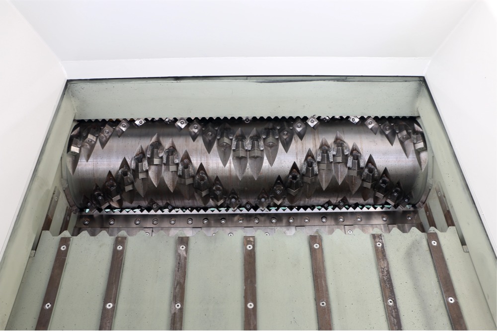 Single shaft shredder cutting blades