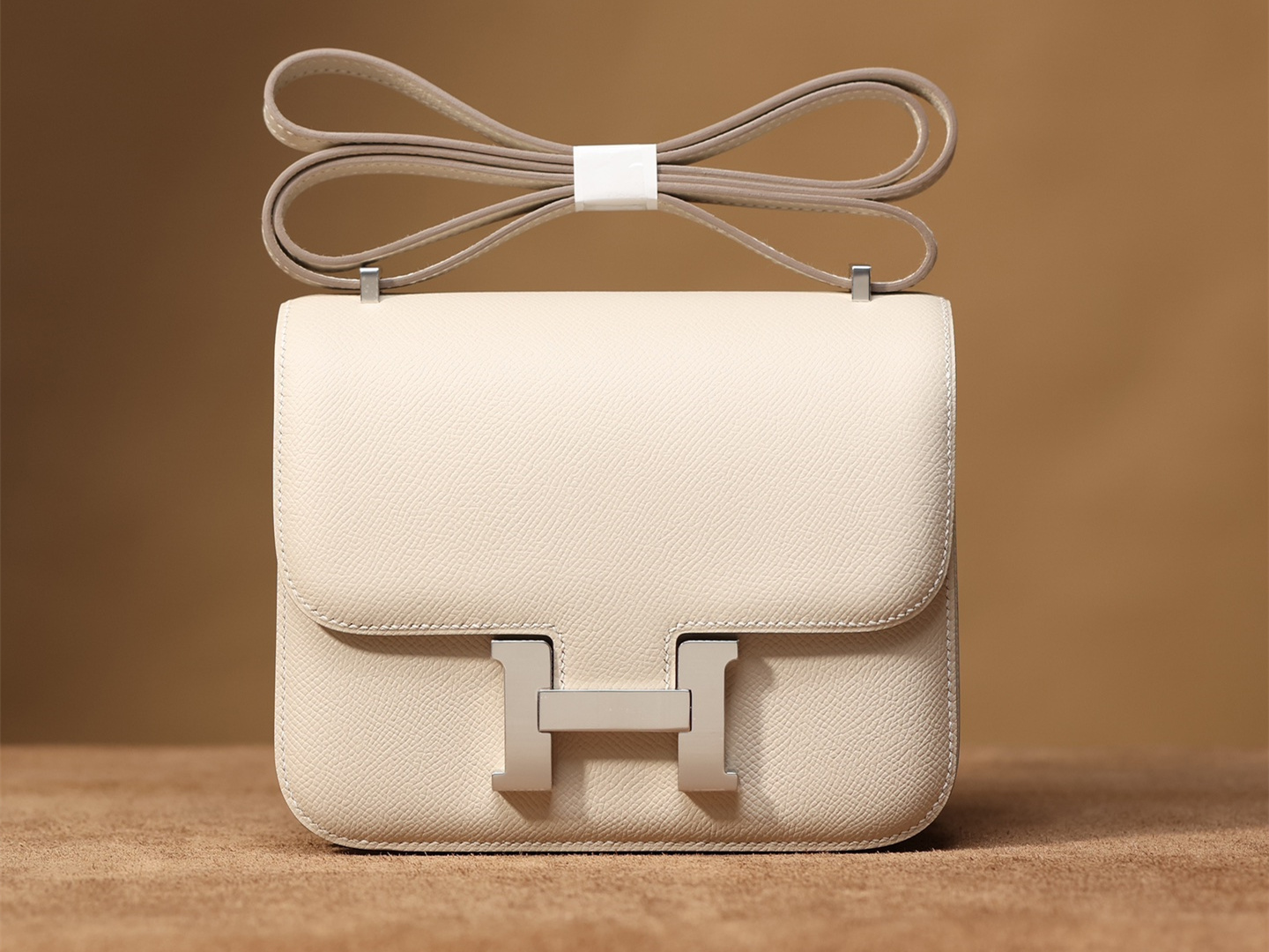 Hermes Constance 19 奶昔白