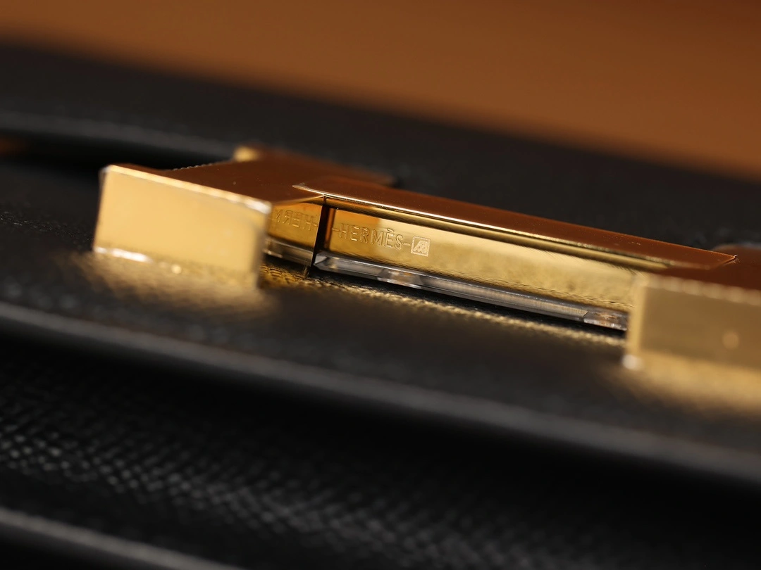 Herm&egrave;s Constance 19 黑色金扣 五金貼合細節