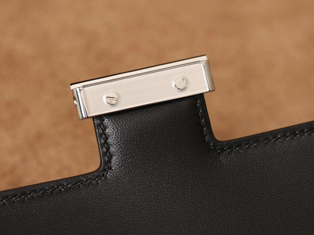 Herm&egrave;s Constance 19 黑色銀扣 肩帶與包身連接處細節