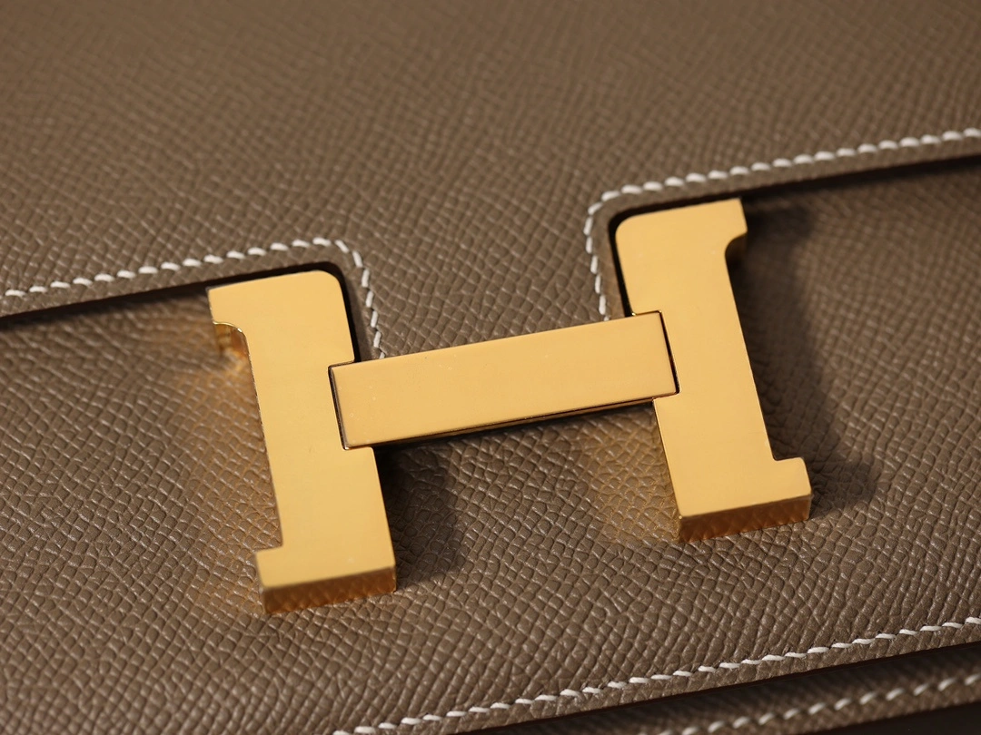 Herm&egrave;s Constance 大象灰金扣 H 扣細節