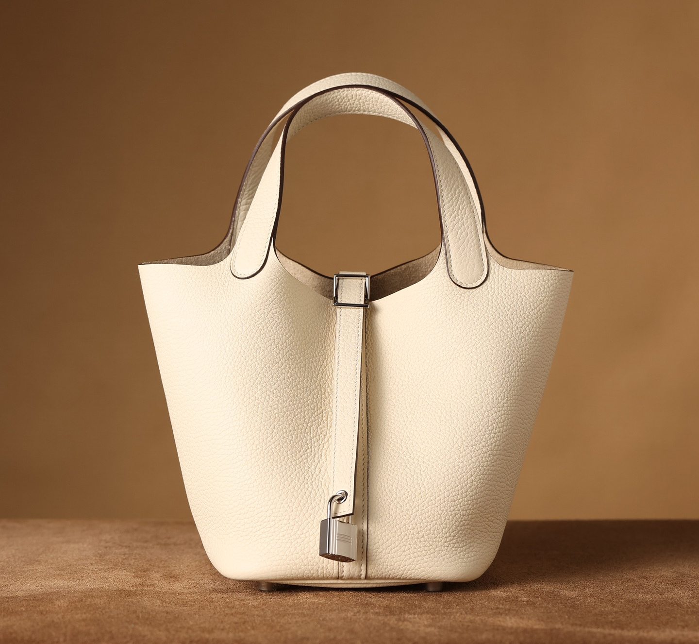 Herm&egrave;s Picotin Lock 18 奶昔白銀扣 TC皮顆粒紋特寫