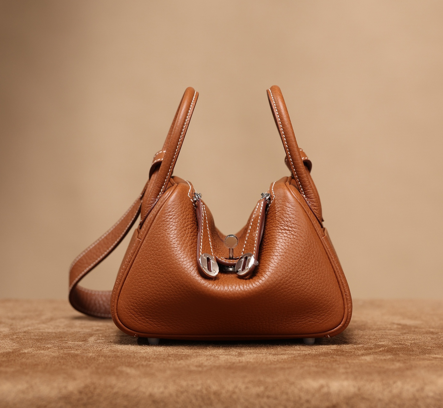 高仿Hermes Lindy 扭鎖與手柄細節