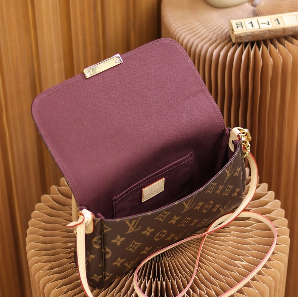 LV Favorite M40718 五金刻字與扣具特寫