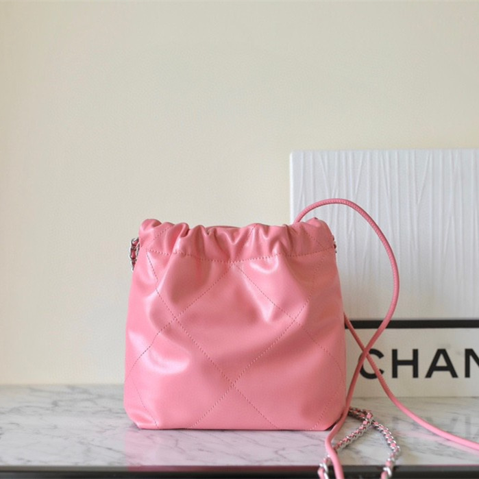 高仿Chanel 22 Bag 迷你粉色 斜挎上身比例