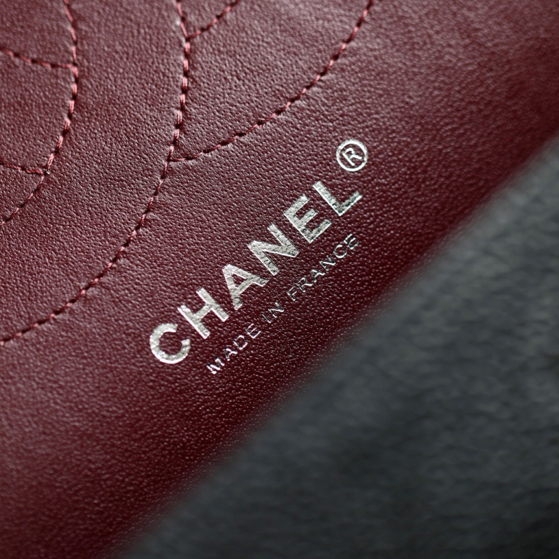 高仿Chanel經典款口蓋包魚子醬牛皮黑銀大號免檢版