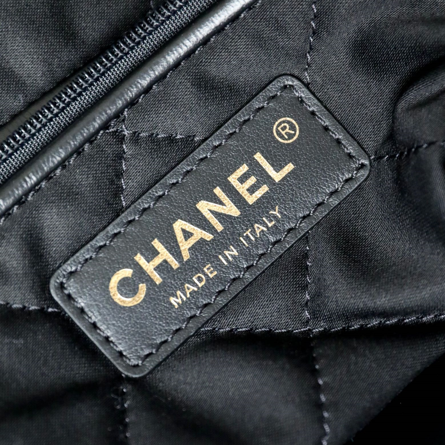 原單Chanel獨家原廠皮購物袋黑金白扣小號免檢版