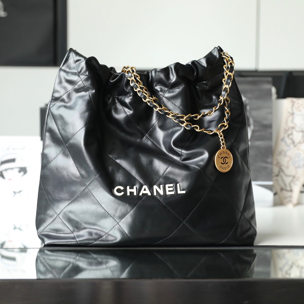 高仿Chanel天花板原廠皮媽咪袋黑金白扣中號免檢版