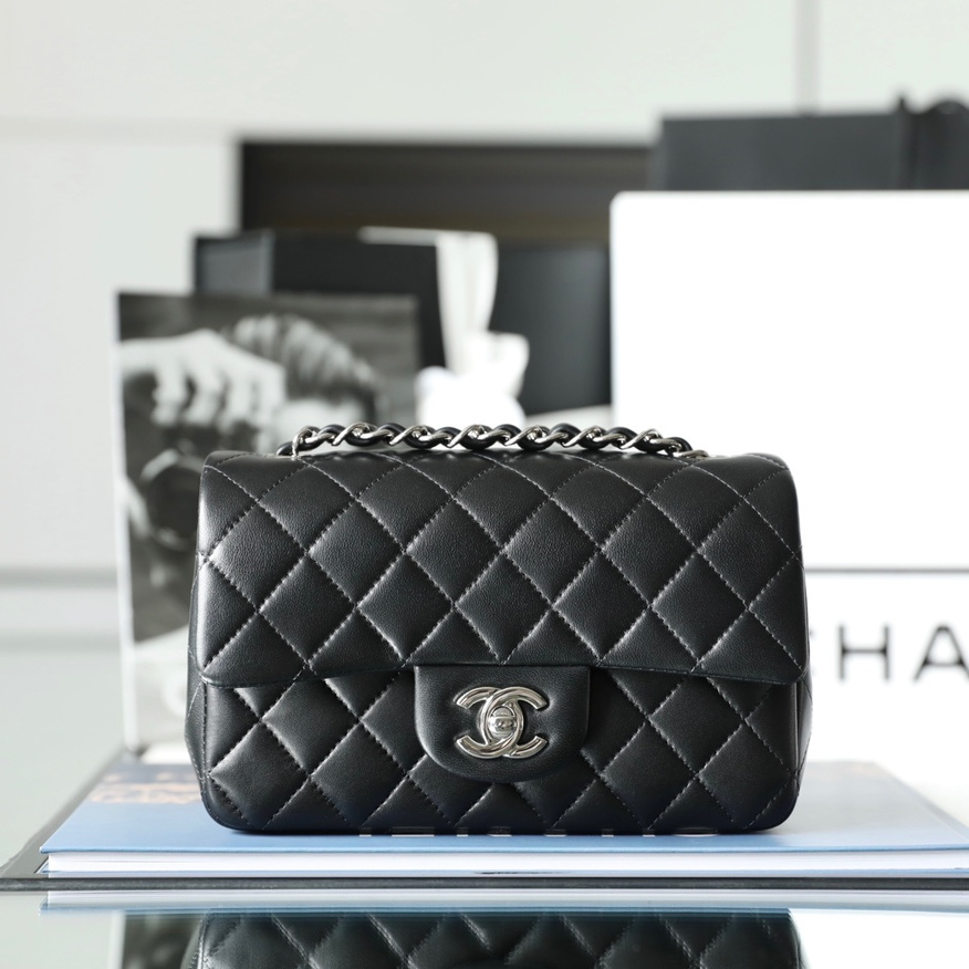 Chanel Classic Flap 大 Mini 銀扣小羊皮