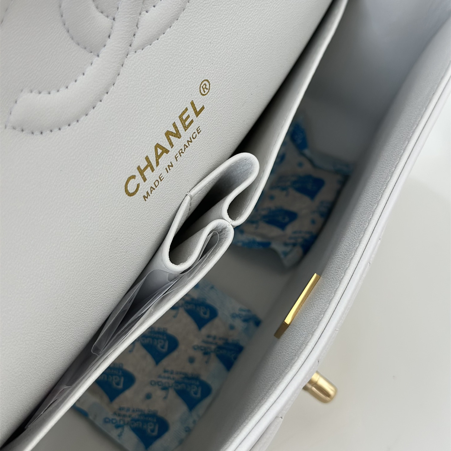 高仿A貨Chanel經典款小羊皮口蓋包白色金扣免檢版