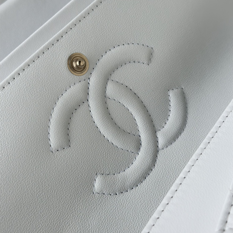 高仿A貨Chanel經典款小羊皮口蓋包白色金扣免檢版